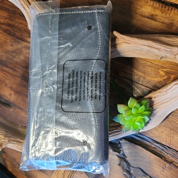 NWOT Tignanello Leather Wallet Clutch - Picture 7 of 7